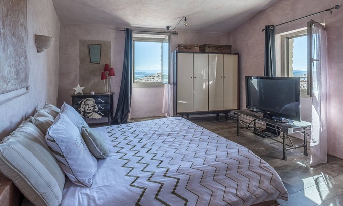 Saint-Michel-l'Observatoire House | Atypical village house with swimming pool
