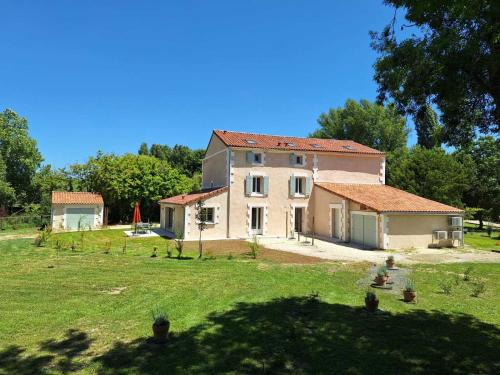 Chateauneuf-sur-Charente Apartment | Au son de l'eau