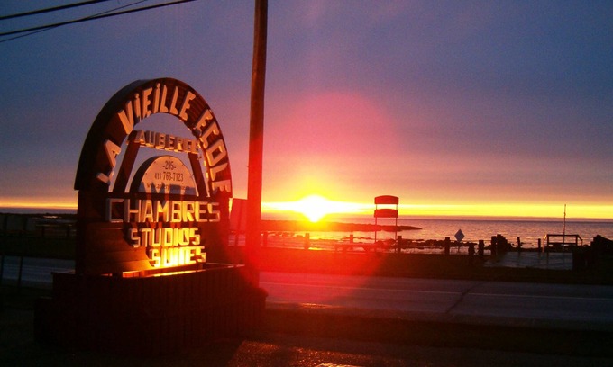 Sainte-Anne-des-Monts Hotel | Auberge Internationale La Vieille École