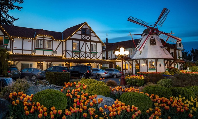 Oak Harbor Hotel | Auld Holland Inn