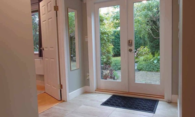 Gibsons House | Aura Garden: Cozy Retreat 5 minutes from the heart of lower Gibsons and trails.