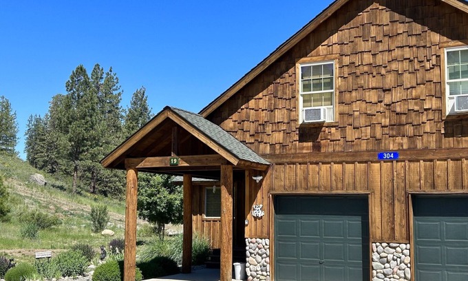 Winthrop Condo | Aurora Borealis-5 Minute Drive to Downtown Winthrop and Ski Trailhead!