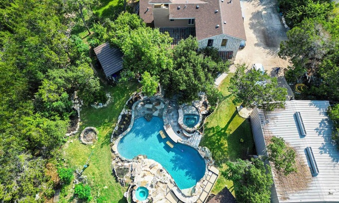Rocky Ridge House | Austin Retreat: 4 Bedroom, 3.5 Bath, Pool, & HotTubnn