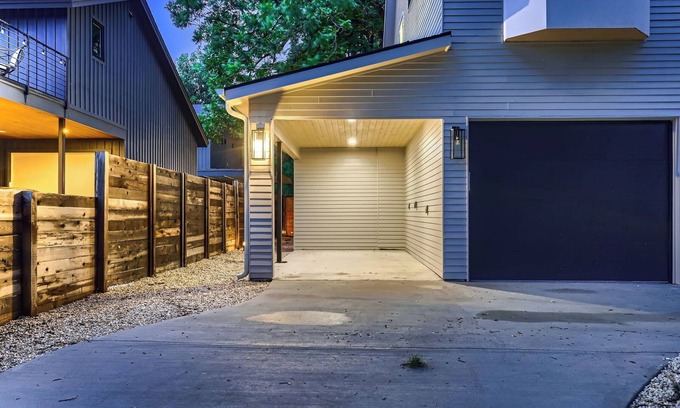 Govalle House | Austin Retreat on a Creek. Walkable. Free Parking