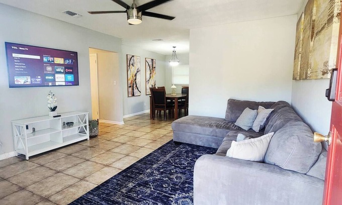 Westside House | Austin Villa: 4Bd/2Bth Huge House/Parking Sleeps 8! Jacksoville, FL