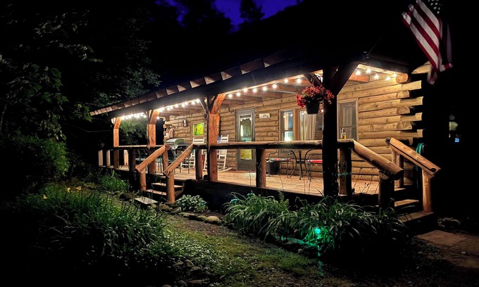 Campton Cabin | Authentic Log Cabin! Fun for families/Near Owl's Nest!/New Year's Eve avail!
