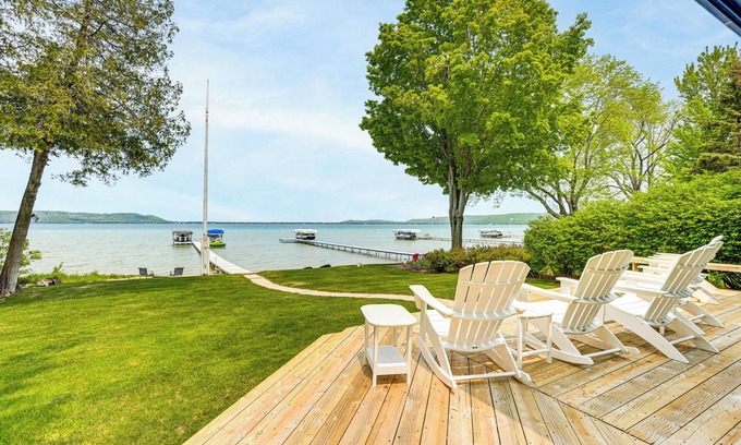 Maple City Cottage | Autumn Escape on Glen Lake: Waterfront Cottage!