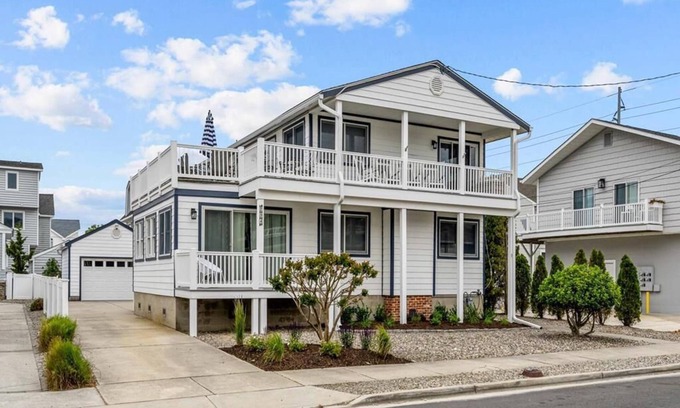 Avalon House | AVALON CLOSE TO BEACH 5 BEDRM 4 BATHS SLEEPS 14