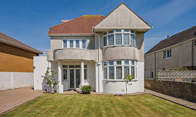 Porthcawl House | Avalon - Four Bedroom House, Sleeps 8