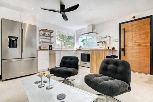 Lakeway Apartment | Aviator's Suite
