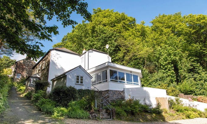 St. Agnes House | Award Winning Boutique Homestay - 5 mins to Beach. Garden set in Wooded Valley