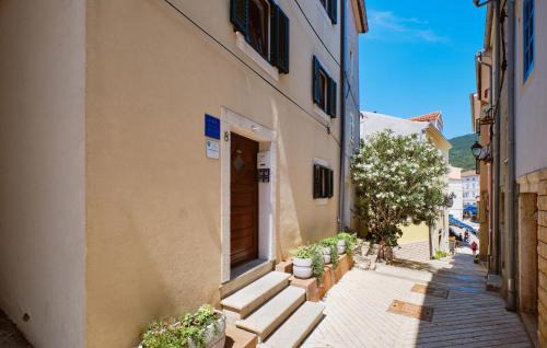 Cres Apartment | Awesome Apartment In Cres With Wifi