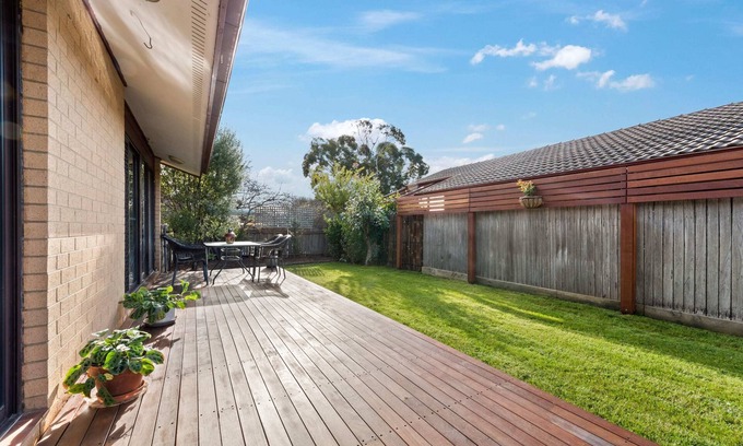 Narrabundah House | Awesome family House & Studio