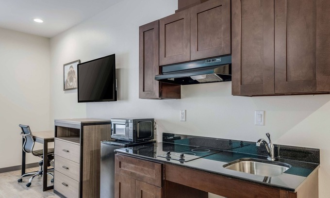 Katy Hotel | Awesome Find! Near Typhoon Texas Waterpark, FREE Parking, FREE Breakfast!