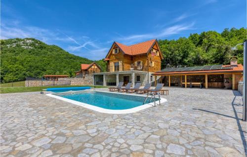 Gospic House | Awesome Home In Barlete With Kitchen