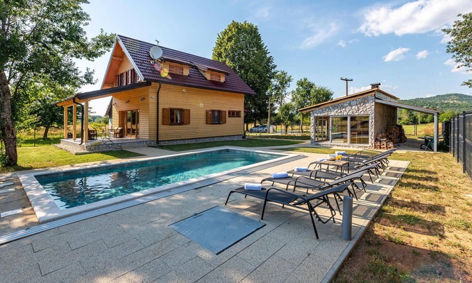 Lovinac House | Awesome home in Licko Cerje with WiFi