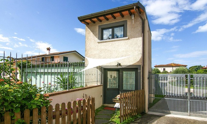 Querceta House | Awesome home in Querceta with WiFi