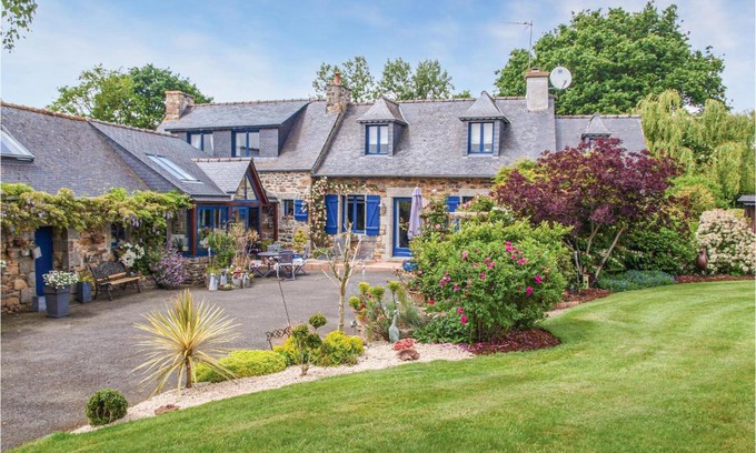 Begard House | Awesome Home In Trézélanbégard