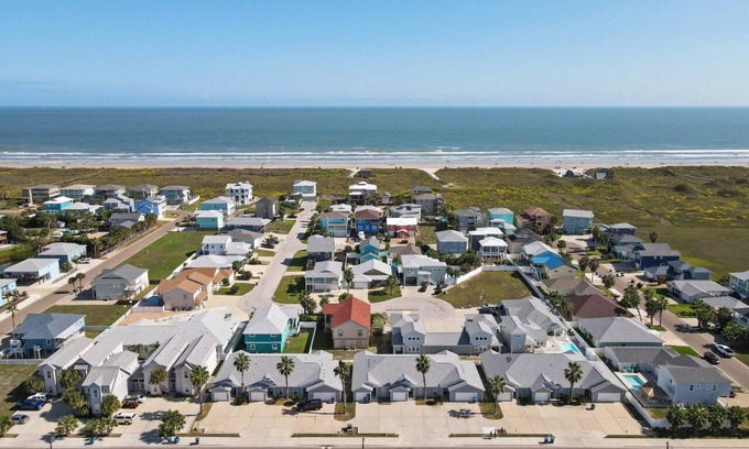 Port Aransas House | Awesome townhome w/pool one block from Beach!