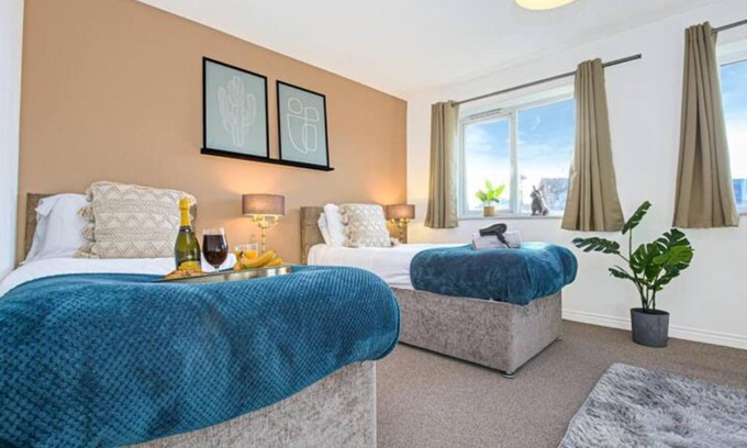Aylesbury House | Aylesbury House with Free Parking, Super-Fast Wifi and Smart TV with Netflix by Yoko Property