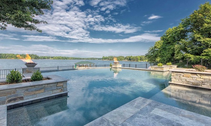 Lake Norman of Catawba Cottage | Azalea Retreat - The Cottage by Avantstay Pool