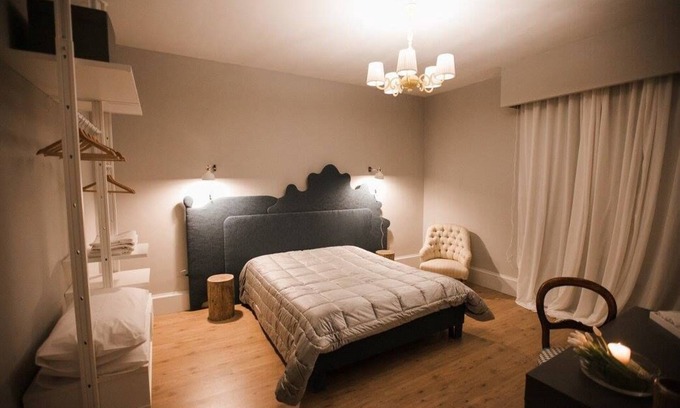 Montesarchio Bed & Breakfast | B&B Assteas with two double bedrooms and a shared bathroom