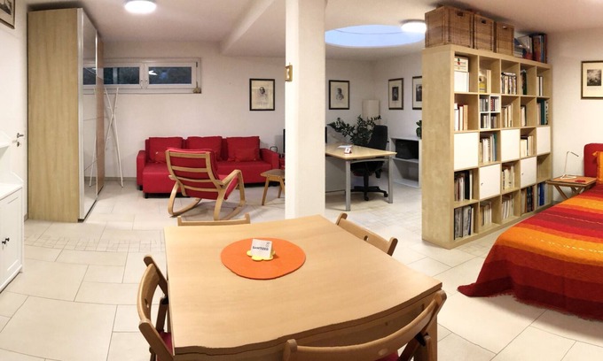 Kaisermuhlen House | B&B Suite, free parking, top location, 2 Mins Walk To Metro Station & Danube