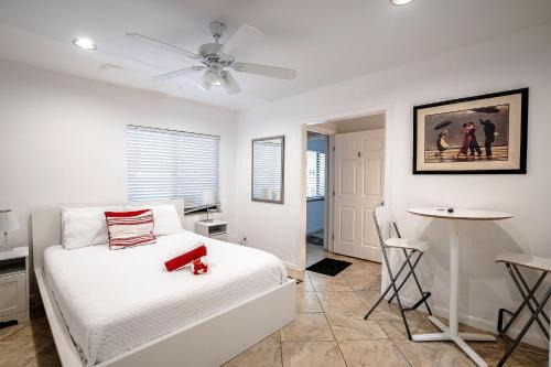 Hendricks and Venice Isles Apartment | B efficiency Off Las Olas on water free kayaks