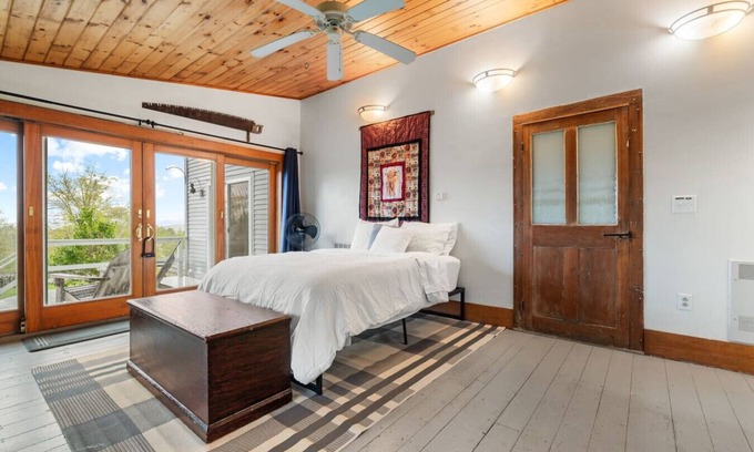 Loudon Other | B - Farm Suite on a Cattle Farm