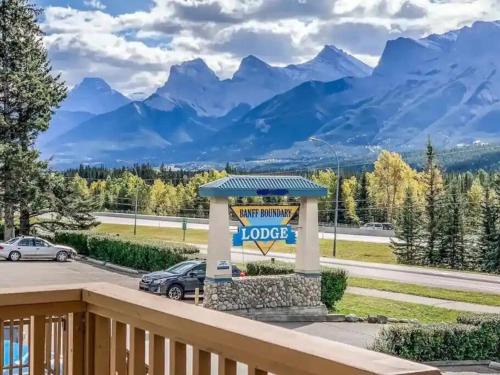 Harvie Heights Apartment | B211 MTN View ground floor town house- 2BD, Sleeps 8, hot tub, free parking, close to Banff