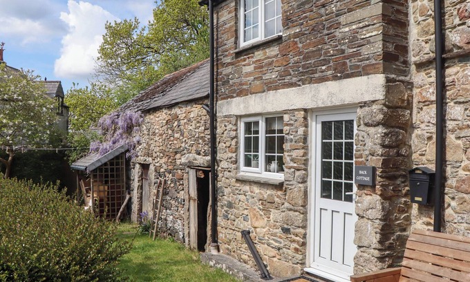 Walkhampton Cottage | BACK COTTAGE, pet friendly, with open fire in Yelverton
