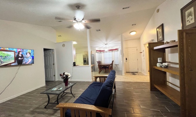 Kingsland House | Backyard lake,near I- 95,To zoo,cumberland park,kingsbay base navy base,beaches