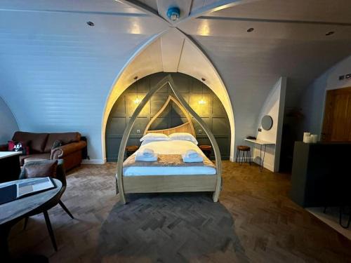 Storwood House | Badger at Owlet Hideaway - with Hot Tub, near York