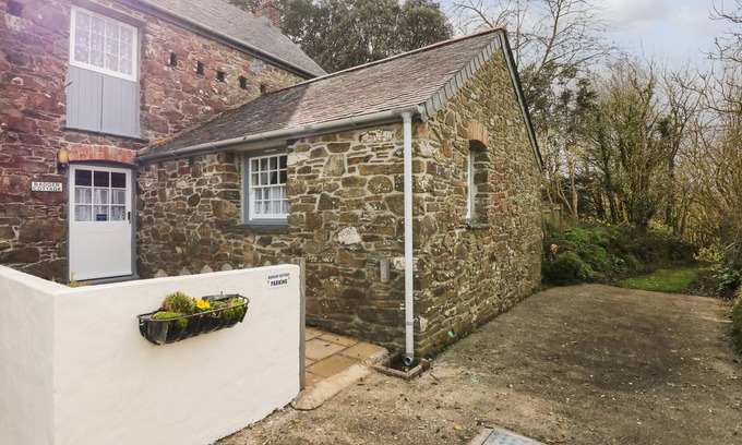 St. Martin Cottage | BADGER COTTAGE, family friendly, with open fire in Mawgan-In-Meneage