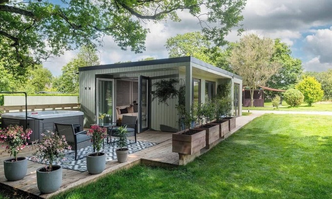 Malmesbury Apartment | Badgers Sett | Hot Tub Stay in the Cotswolds