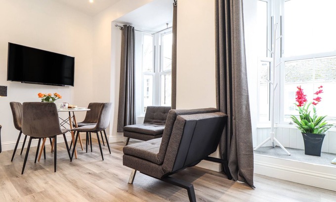 Camborne Cottage | BAKER CHAMBERS, romantic in Camborne
