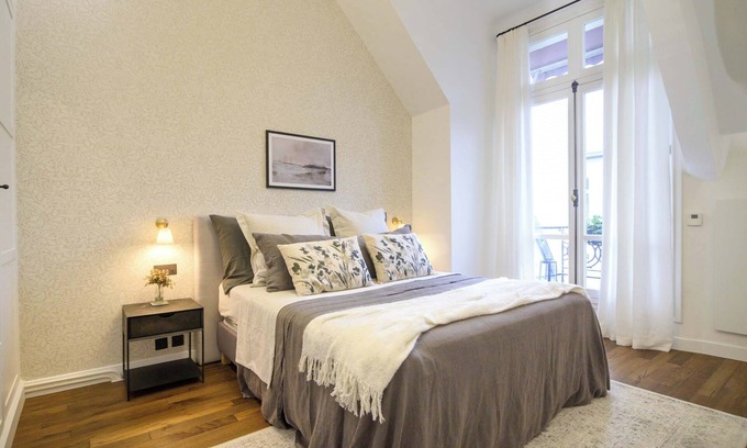 Faubourg-du-Roule Apartment | Balcon Champs Elysees