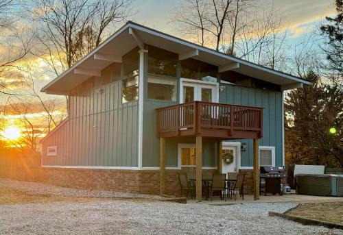 Millville House | Balcony-bbq-firepit-hot Tub-king-full Kitchen-tv