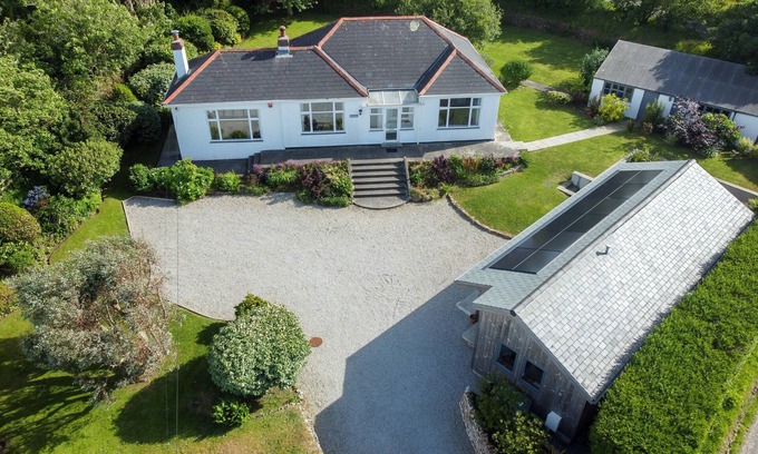 St. Agnes House | Balglaze, beautiful house & Cabin, large garden, near beach & village amenities