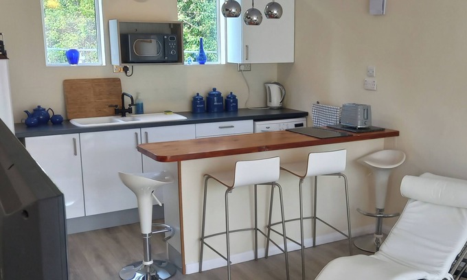 Sheerness Cottage | Bali Hi Cliff Cottage-Sleeps 2-Hot Tub-5MinBeach