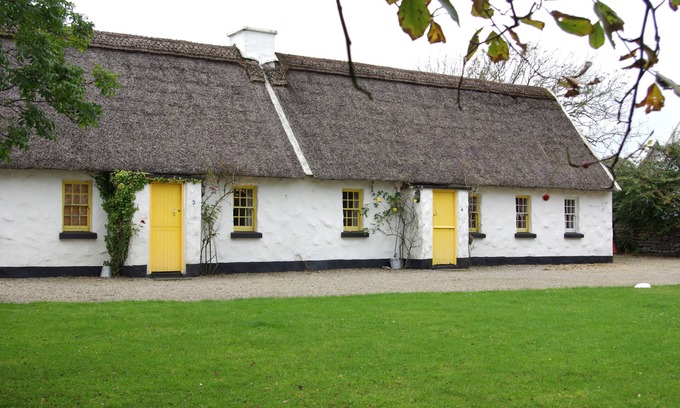 Ballyvaughan Cottage | Ballyvaughan Cottage No 3 - a bungalow that sleeps 7 guests in 3 bedrooms