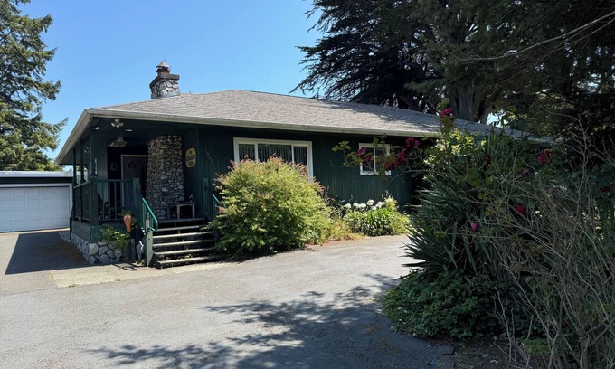 Bandon House | Bandon Beach Town Beauty! Close to Old Town, Bandon Beach & Bandon Dunes Golf!