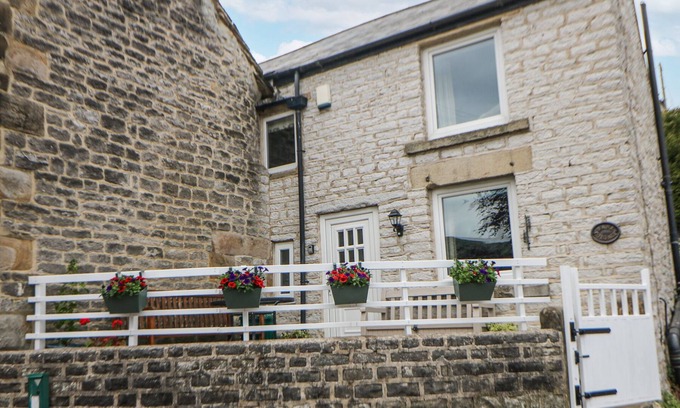 Hope Valley Cottage | BANK COTTAGE, pet friendly, with open fire in Bradwell