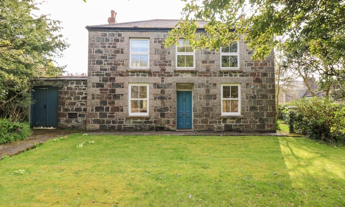 Helston Cottage | BANNETH, pet friendly, character holiday cottage in Helford