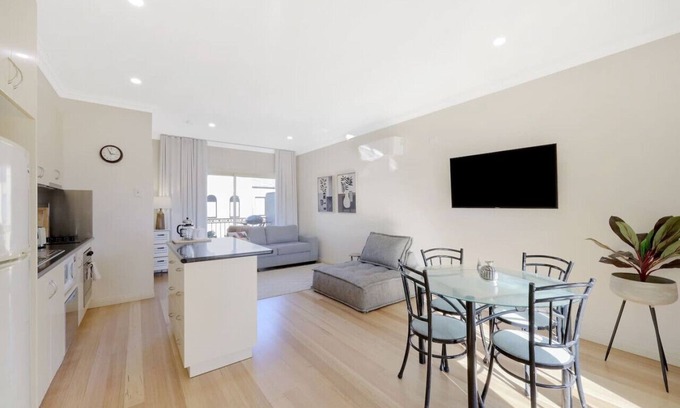 Warrnambool Apartment | Banyan Retreat - one king bedroom apartment in CBD