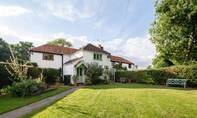 Reepham House | Bar Lane Cottage - Three Bedroom House, Sleeps 5