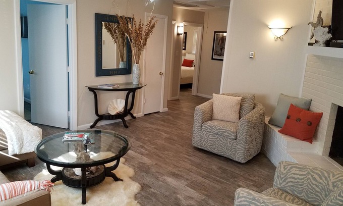 Northeast Virginia Beach Cottage | Barefeet Retreat North - A Dog Friendly North End Beach Cottage