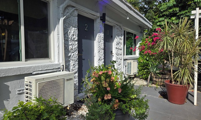 East Ocean Ave Hotel | Barefoot Mailman Inn & Suites