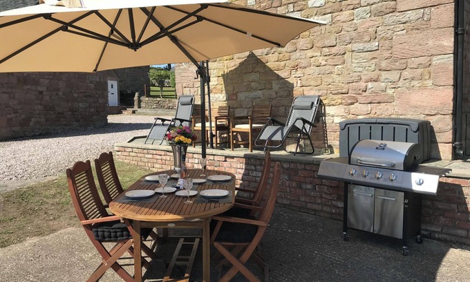 Cauldon Low House | Barn Conversion - Sleeps 4 - Pet friendly - Garden