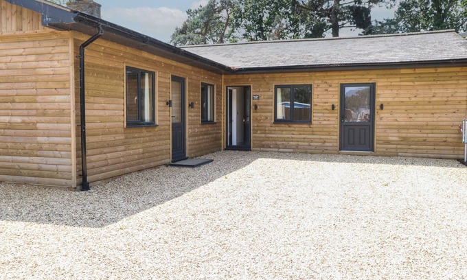 Ringstead Cottage | BARN OWL LODGE, country holiday cottage, with a garden in Snettisham